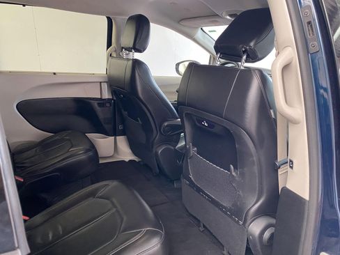 Used 2022 Chrysler Pacifica Touring-L FWD image 10