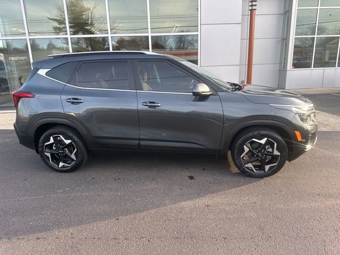 Used 2024 Kia Seltos EX image 2