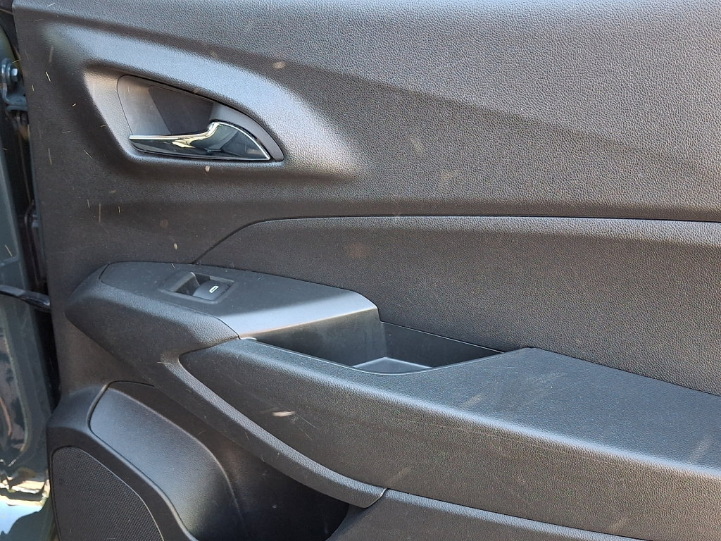 Used 2025 Chevrolet Trax LT FWD image 13