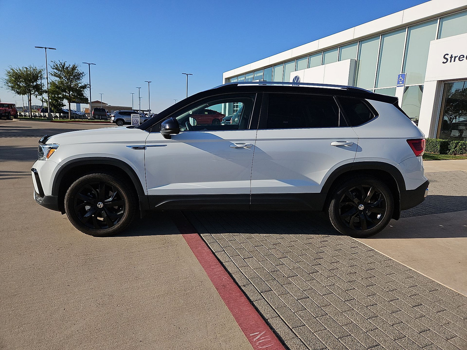 Certified 2024 Volkswagen Taos SE w/ Panoramic Sunroof Package FWD image 5