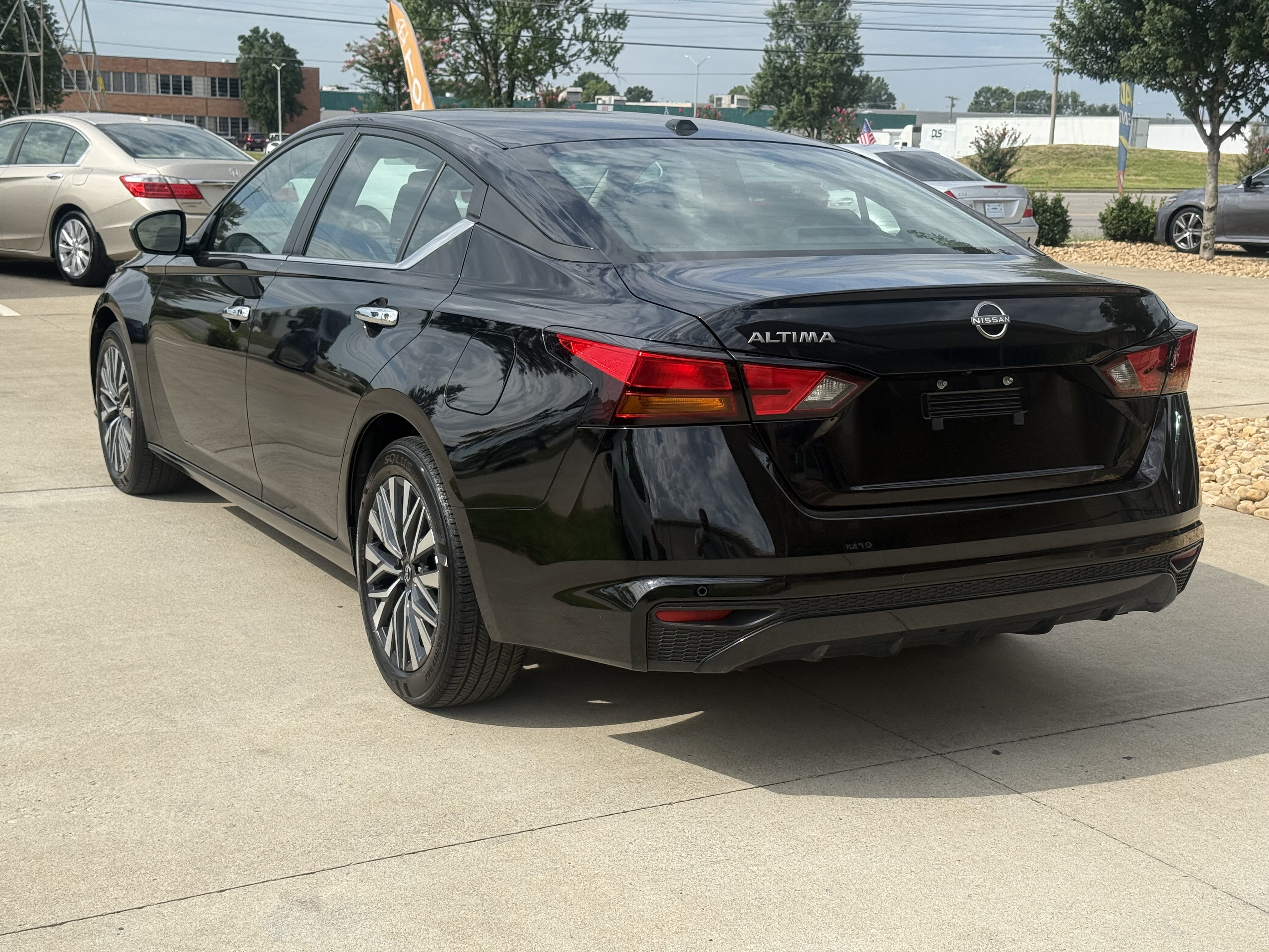 Used 2025 Nissan Altima 2.5 SV FWD image 5
