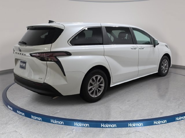 Used 2025 Toyota Sienna XLE FWD image 5