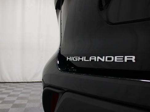 Used 2020 Toyota Highlander XLE AWD/4WD image 28