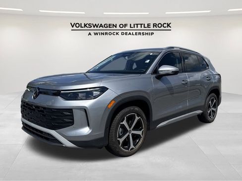 New 2025 Volkswagen Tiguan SE image 1