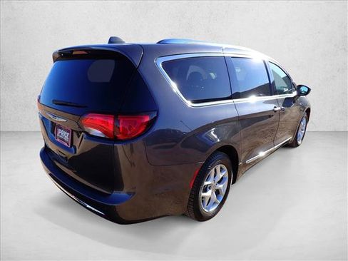 Used 2018 Chrysler Pacifica Touring-L w/ Advanced Safetytec Group FWD image 4