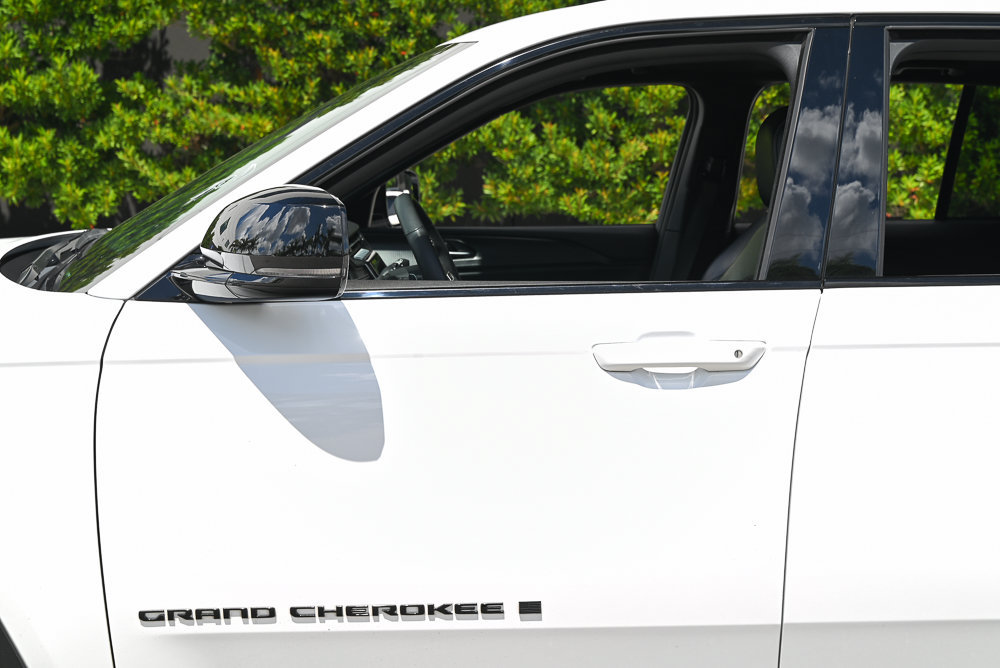 Used 2023 Jeep Grand Cherokee Altitude RWD image 5