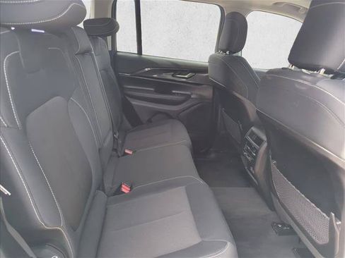 Used 2023 Jeep Grand Cherokee Laredo RWD image 21