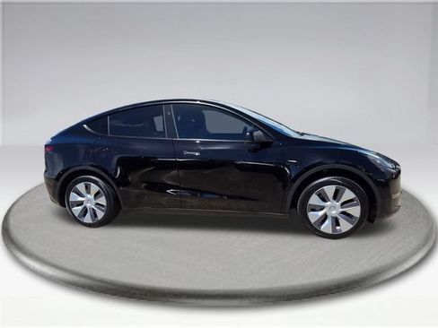 Used 2023 Tesla Model Y 2WD image 10