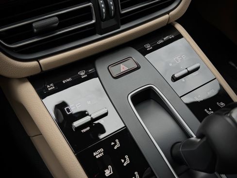 Used 2025 Porsche Macan image 26