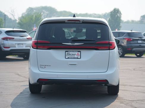 Used 2023 Chrysler Pacifica Touring-L FWD image 4