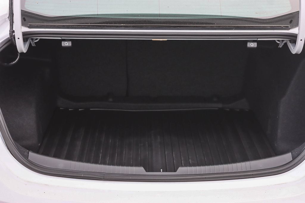Used 2025 Chevrolet Malibu LS FWD image 25