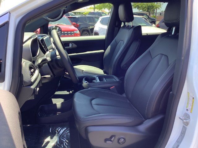 New 2027 Chrysler Pacifica Select FWD image 8