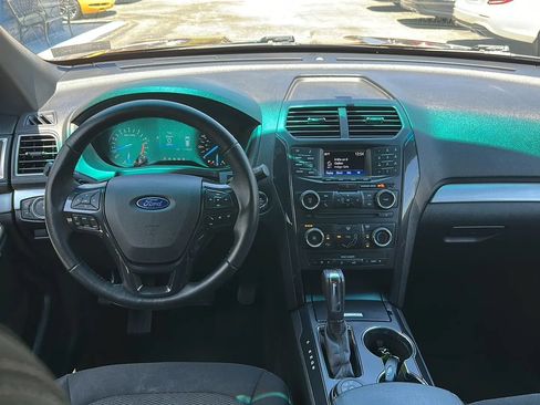 Used 2017 Ford Explorer XLT AWD/4WD image 10