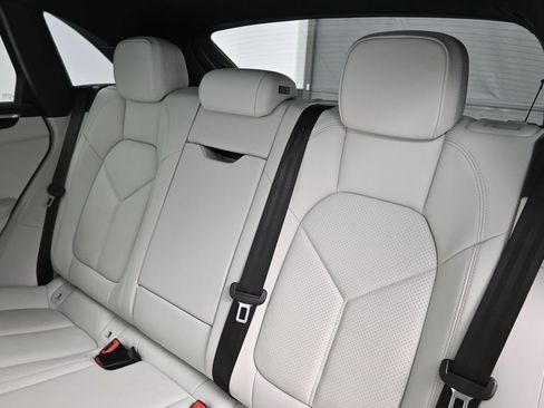 Certified 2024 Porsche Macan AWD/4WD image 6