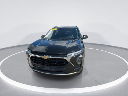 Used 2025 Chevrolet Trax LT w/ Driver Confidence Package FWD image 3