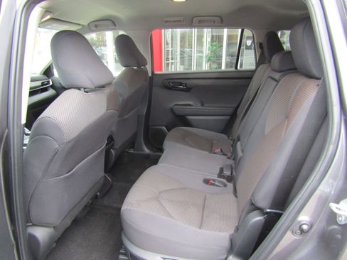 Used 2024 Toyota Highlander LE image 16