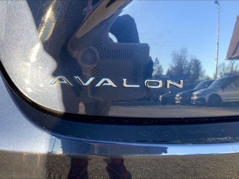 Used 2016 Toyota Avalon Limited image 10