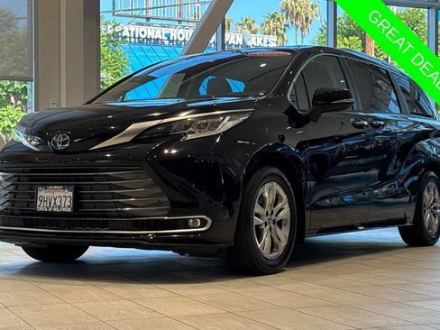 Certified 2023 Toyota Sienna Limited FWD image 8