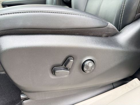 Used 2024 Chrysler Pacifica Touring-L FWD image 14