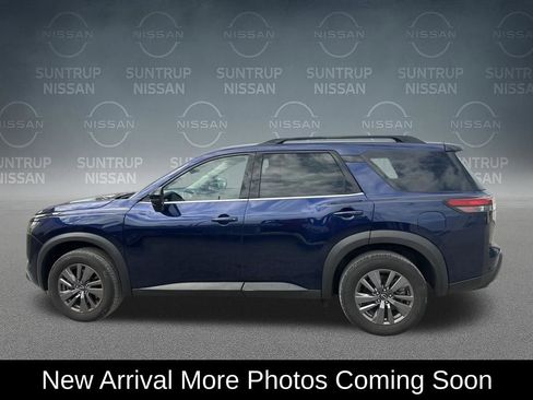 Used 2023 Nissan Pathfinder SV image 2