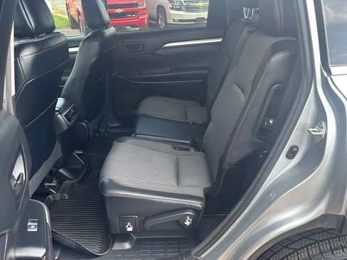 Used 2017 Toyota Highlander Plus FWD image 2