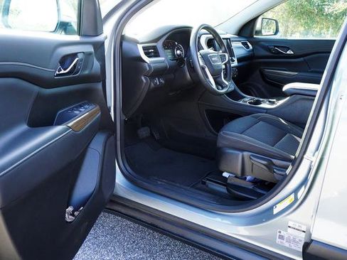 Used 2023 GMC Acadia SLE image 11