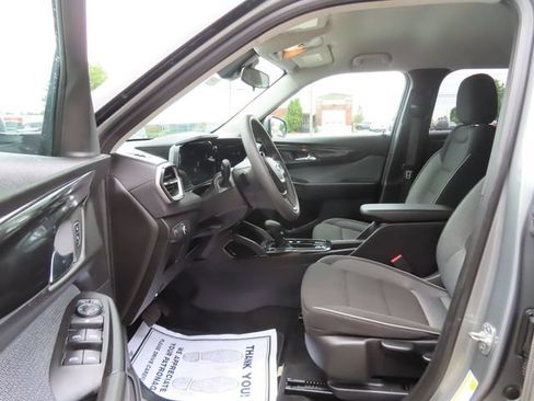 Used 2025 Chevrolet TrailBlazer LT AWD/4WD image 16