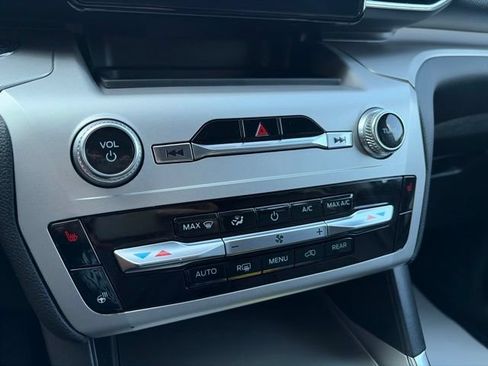 Used 2022 Ford Explorer XLT w/ Equipment Group 202A RWD image 15