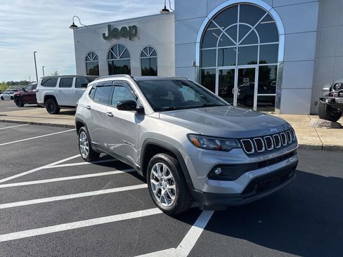 Used 2023 Jeep Compass Latitude w/ Sun and Sound Group AWD/4WD image 2