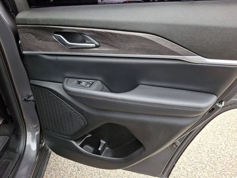 Used 2024 Jeep Grand Cherokee Limited w/ Black Appearance Package image 14