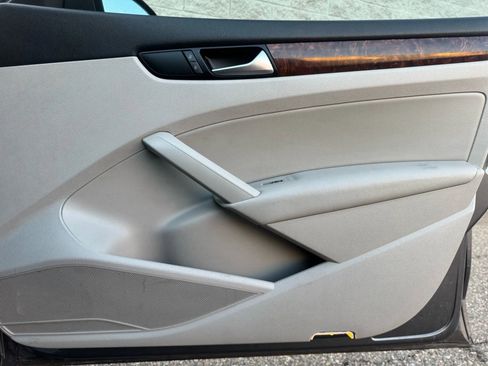 Used 2013 Volkswagen Passat TDI SEL Premium image 13