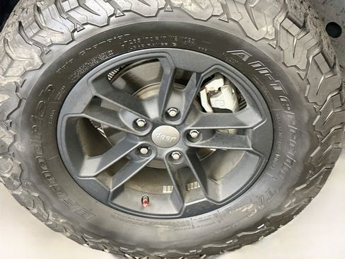 Used 2017 Jeep Wrangler Sahara AWD/4WD image 31