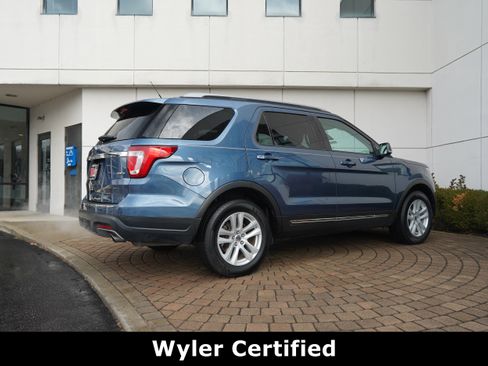 Used 2018 Ford Explorer XLT w/ Equipment Group 202A image 3