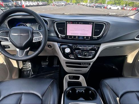 Used 2023 Chrysler Pacifica Touring-L FWD image 13