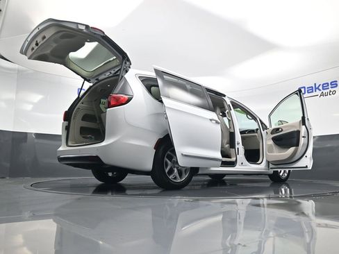 Used 2020 Chrysler Pacifica Touring-L Plus w/ Tire & Wheel Group image 63