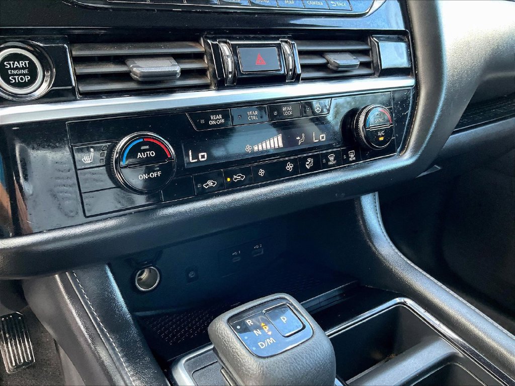 Used 2023 Nissan Pathfinder SL w/ Lighting Package (N92) FWD image 17