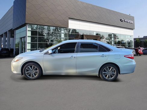 Used 2016 Toyota Camry SE FWD image 3
