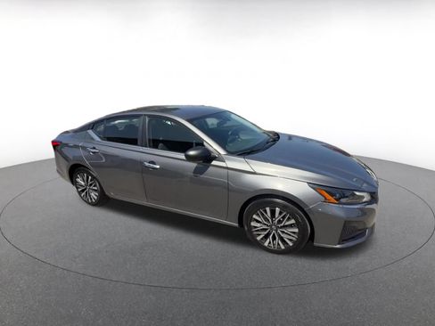 Used 2025 Nissan Altima 2.5 SV FWD image 2