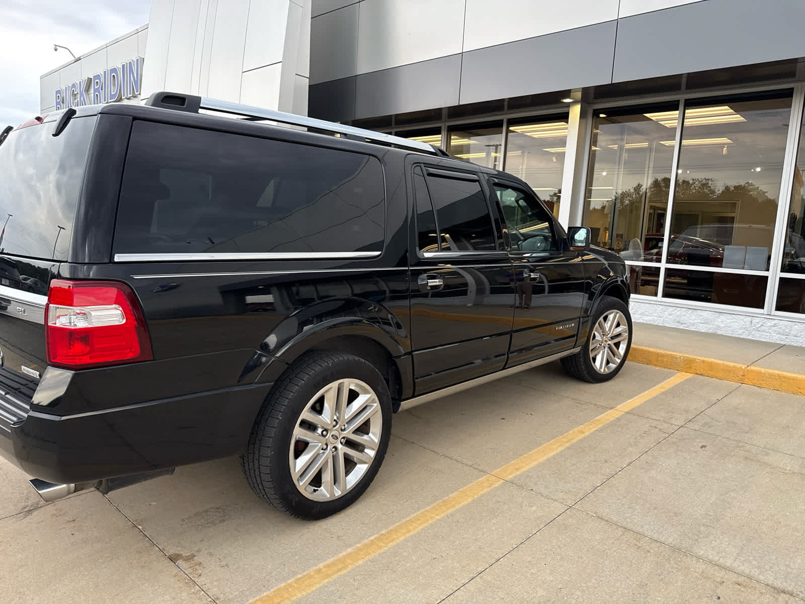 Used 2017 Ford Expedition EL Platinum AWD/4WD image 5