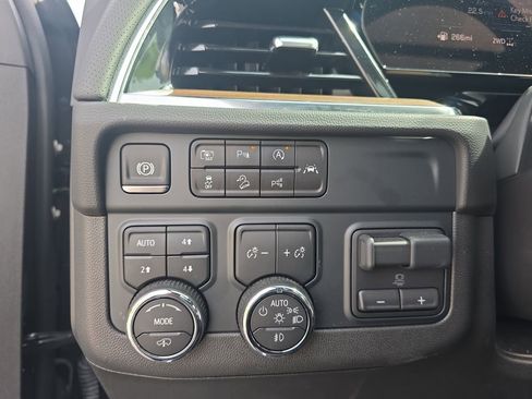 Used 2025 Chevrolet Tahoe High Country AWD/4WD image 30