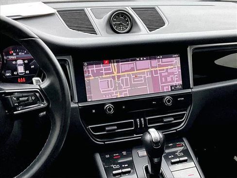 Used 2023 Porsche Macan image 8