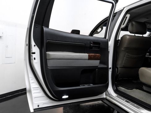 Used 2010 Toyota Tundra 4x4 CrewMax image 46