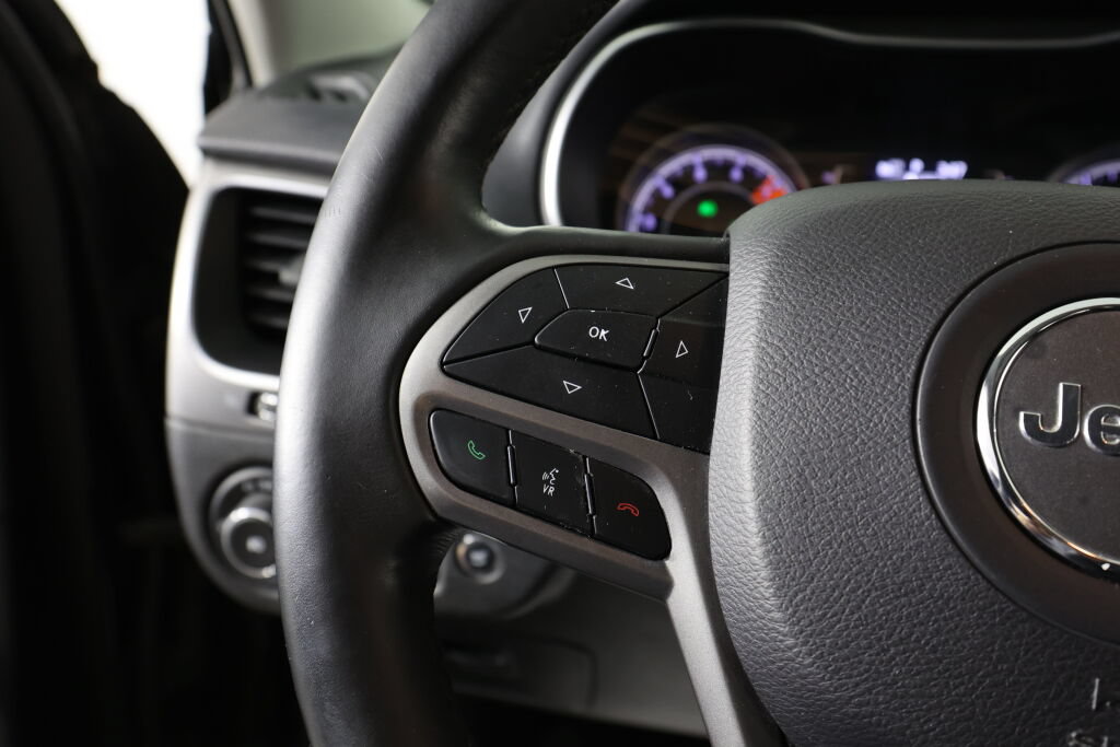 Used 2019 Jeep Cherokee Latitude Plus w/ Comfort/Convenience Group FWD image 34