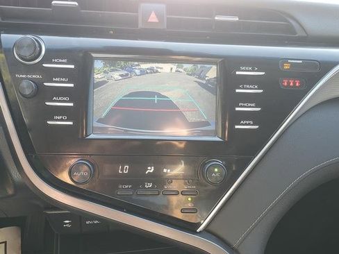 Used 2018 Toyota Camry SE image 17