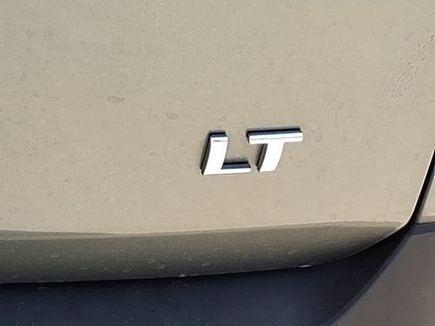 Used 2022 Chevrolet Traverse LT image 11