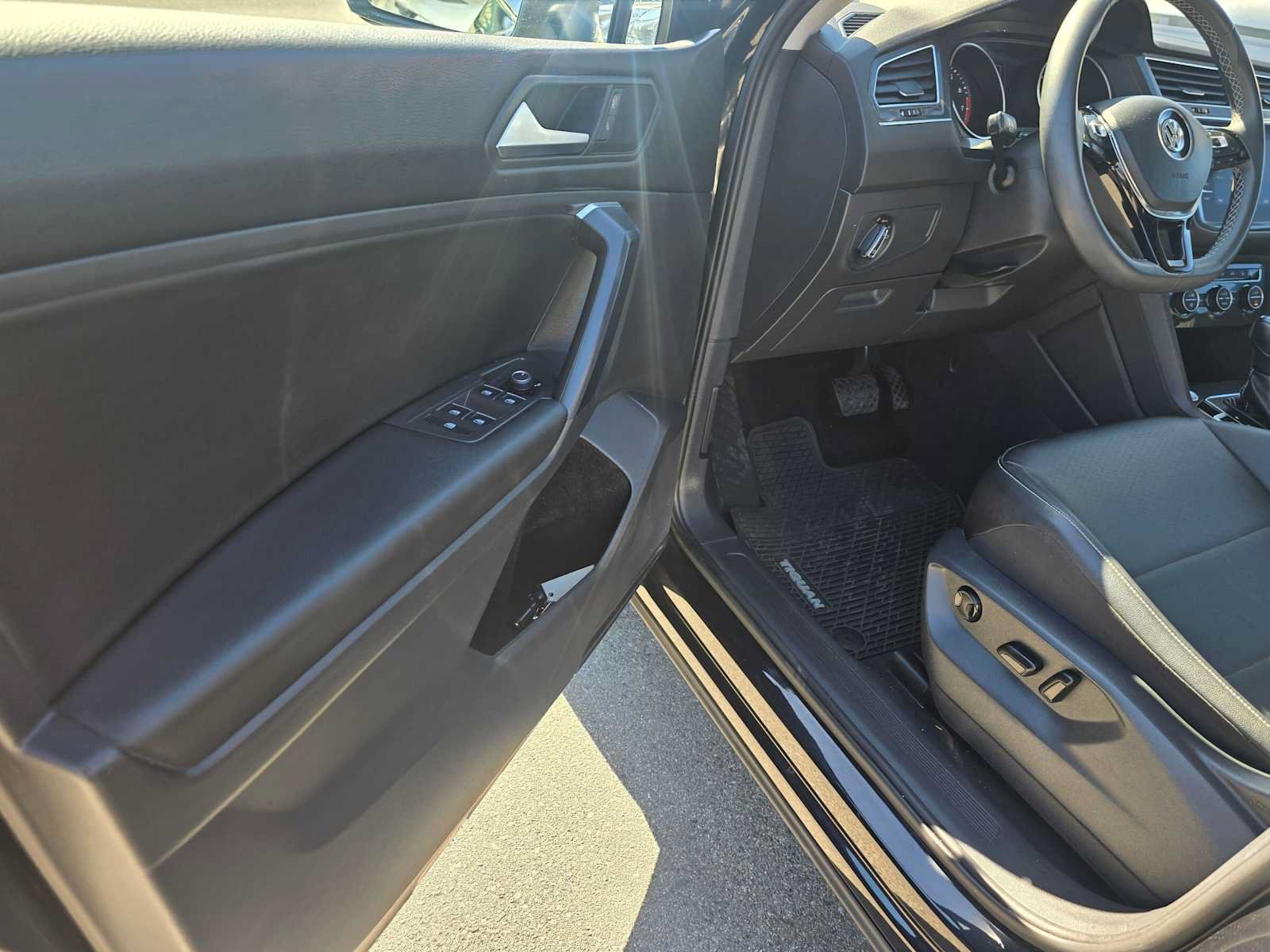 Used 2021 Volkswagen Tiguan SE w/ Panoramic Sunroof Package FWD image 22