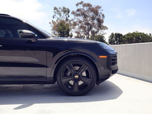 Certified 2024 Porsche Cayenne AWD/4WD image 11