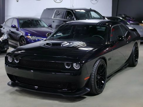 Used 2016 Dodge Challenger R/T image 7