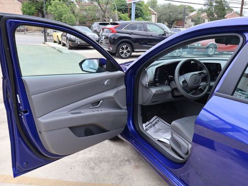 Used 2023 Hyundai Elantra SEL w/ Preferred Accessory Package FWD image 19