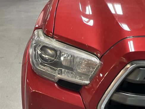 Used 2017 Toyota Tacoma Limited image 5